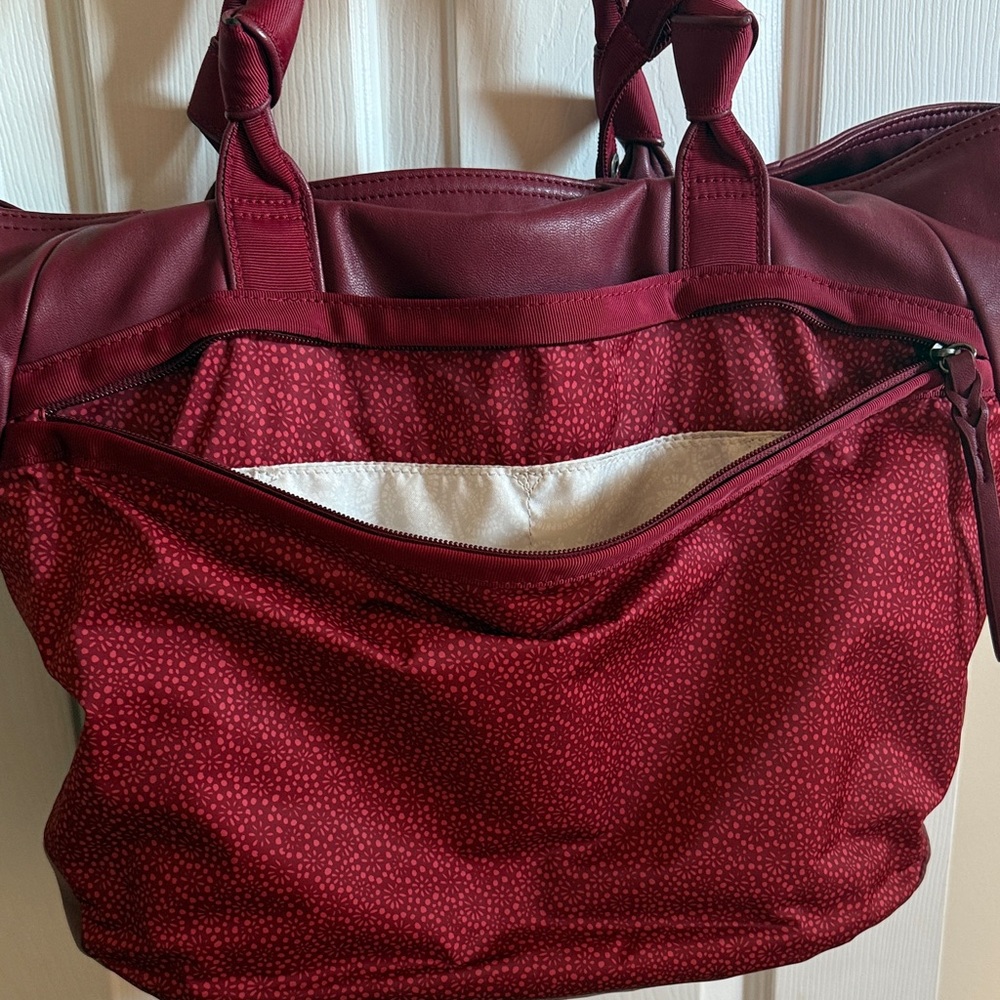 🍋 Lululemon: Elegant Burgundy Tote Bag - Picture 8 of 16